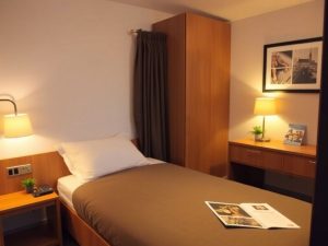 Cameră confortabilă pentru călători solo.